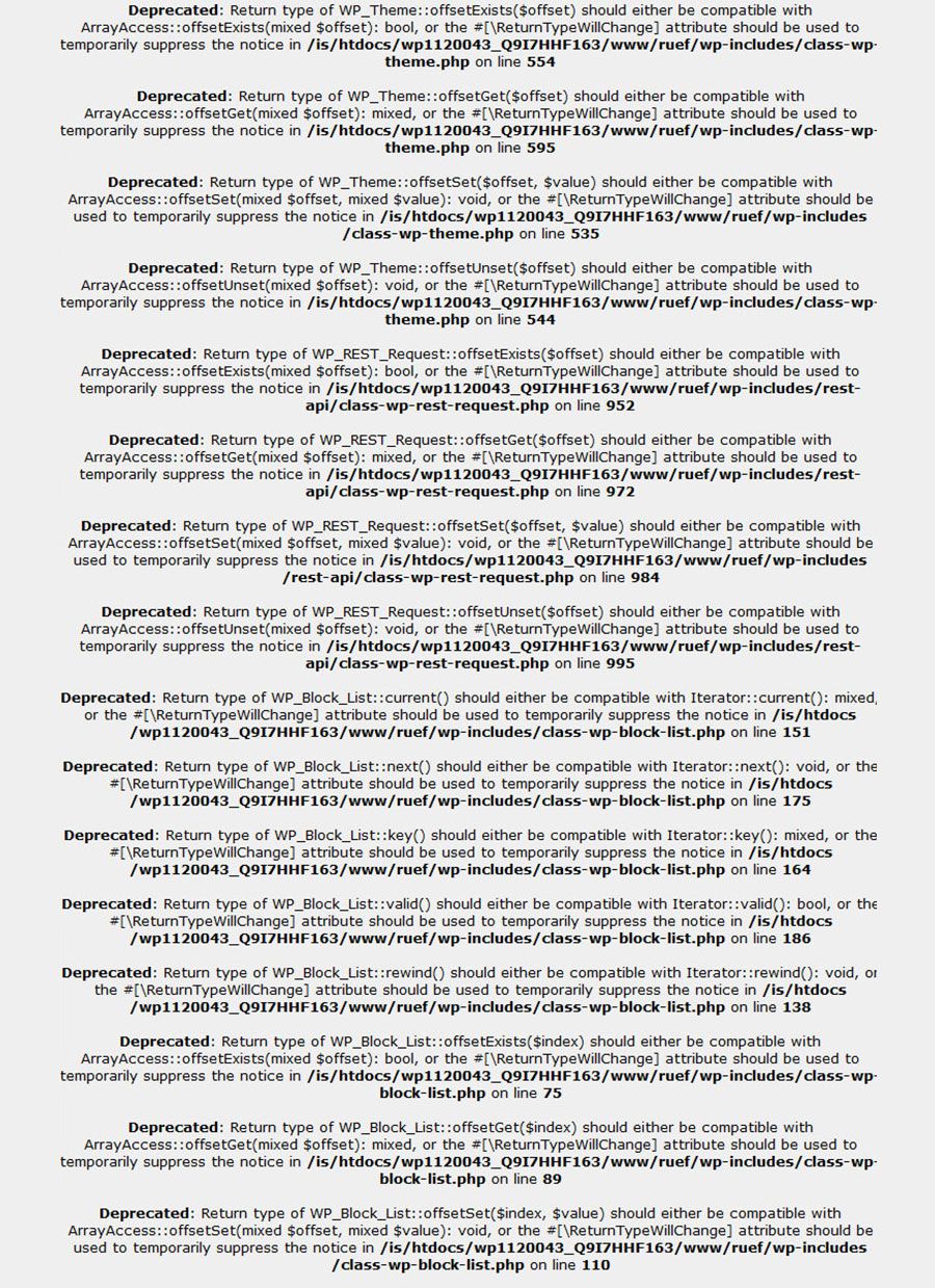 Screenshot von vielen PHP-Fehlerzeilen, verursacht durch eine Inkompatibilität mit PHP 8.1